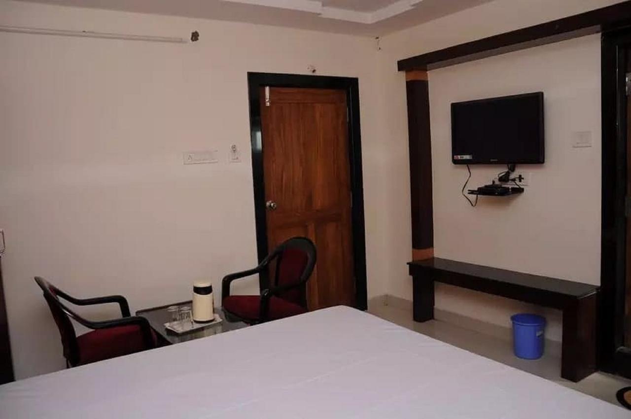 Отель Dwaraka Residency Какинада Экстерьер фото